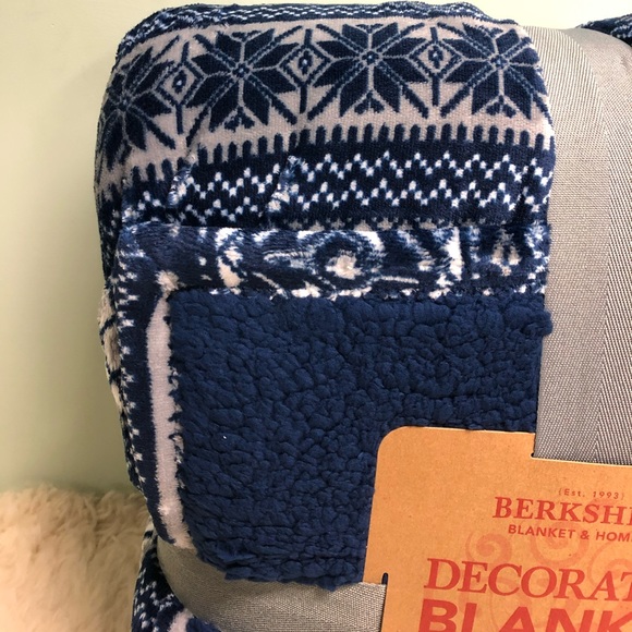 Berkshire | Decorative Blanket | Blue & White | Size Queen (PM_B51) - Picture 4 of 4